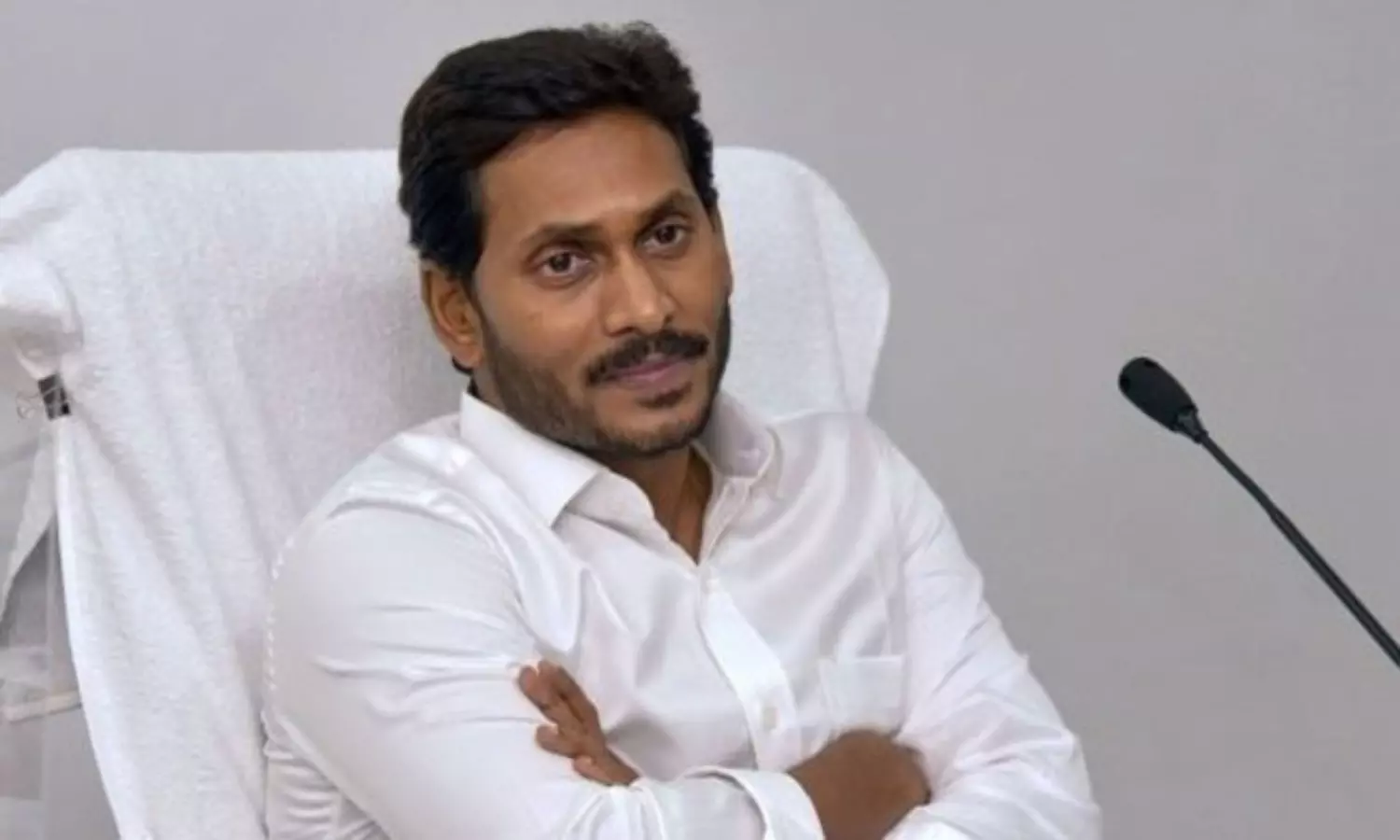 గ్యాప్ ని జగన్ తెంచేస్తున్నారా...సెంచరీ దాటిన లిస్ట్ ! గ్యాప్ ని జగన్ తెంచేస్తున్నారా...సెంచరీ దాటిన లిస్ట్ !