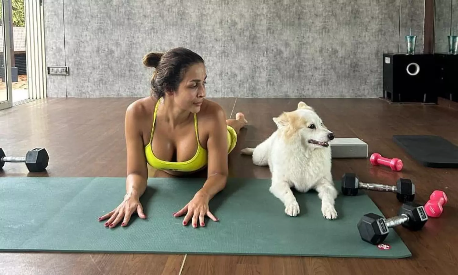 చెమ‌ట‌లు ప‌ట్టించేస్తున్న 50ఏళ్ల బ్యూటీ