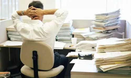 ఏమిటీ జాబ్ హగ్గింగ్.. మీలోనూ ఈ లక్షణం ఉందా?