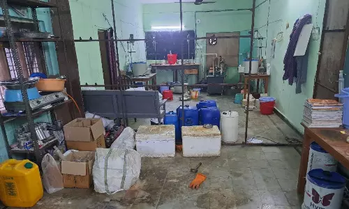 ఆ పాఠశాల చేసిన పనికి రోడ్డు మీద పడ్డ విద్యార్థుల జీవితాలు.. ప్రత్యామ్నాయం చూపించరా..?