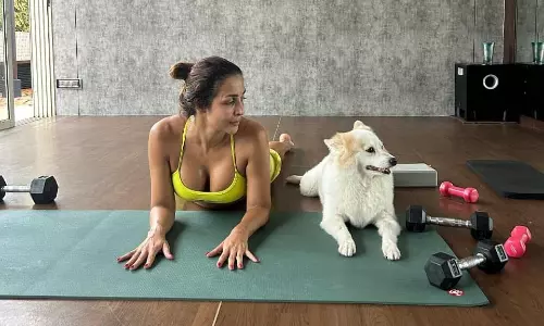 చెమ‌ట‌లు ప‌ట్టించేస్తున్న 50ఏళ్ల బ్యూటీ