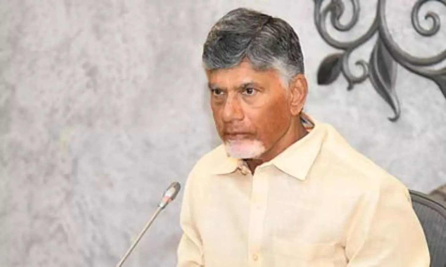 లేఖలు రాసే స్థాయా సర్: నెటిజన్ల విమర్శలు! లేఖలు రాసే స్థాయా సర్: నెటిజన్ల విమర్శలు!