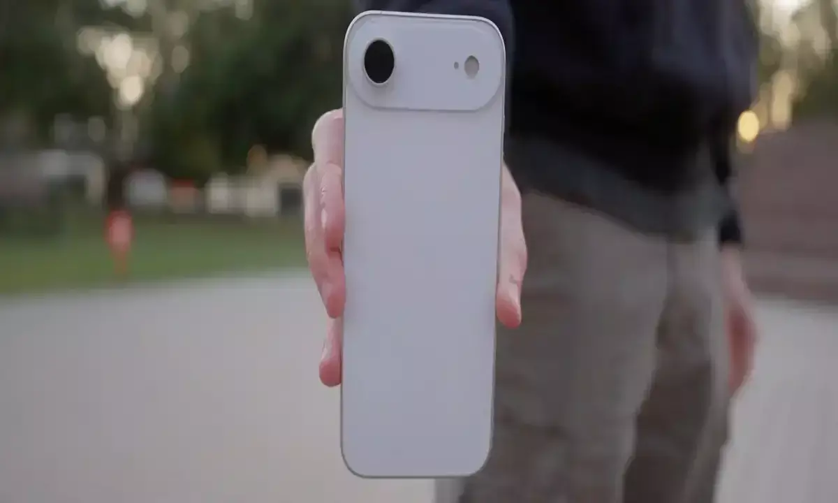 ఐఫోన్ క్రేజ్లో చిక్కి చితికిపోతోన్న యువత ఐఫోన్ క్రేజ్లో చిక్కి చితికిపోతోన్న యువత