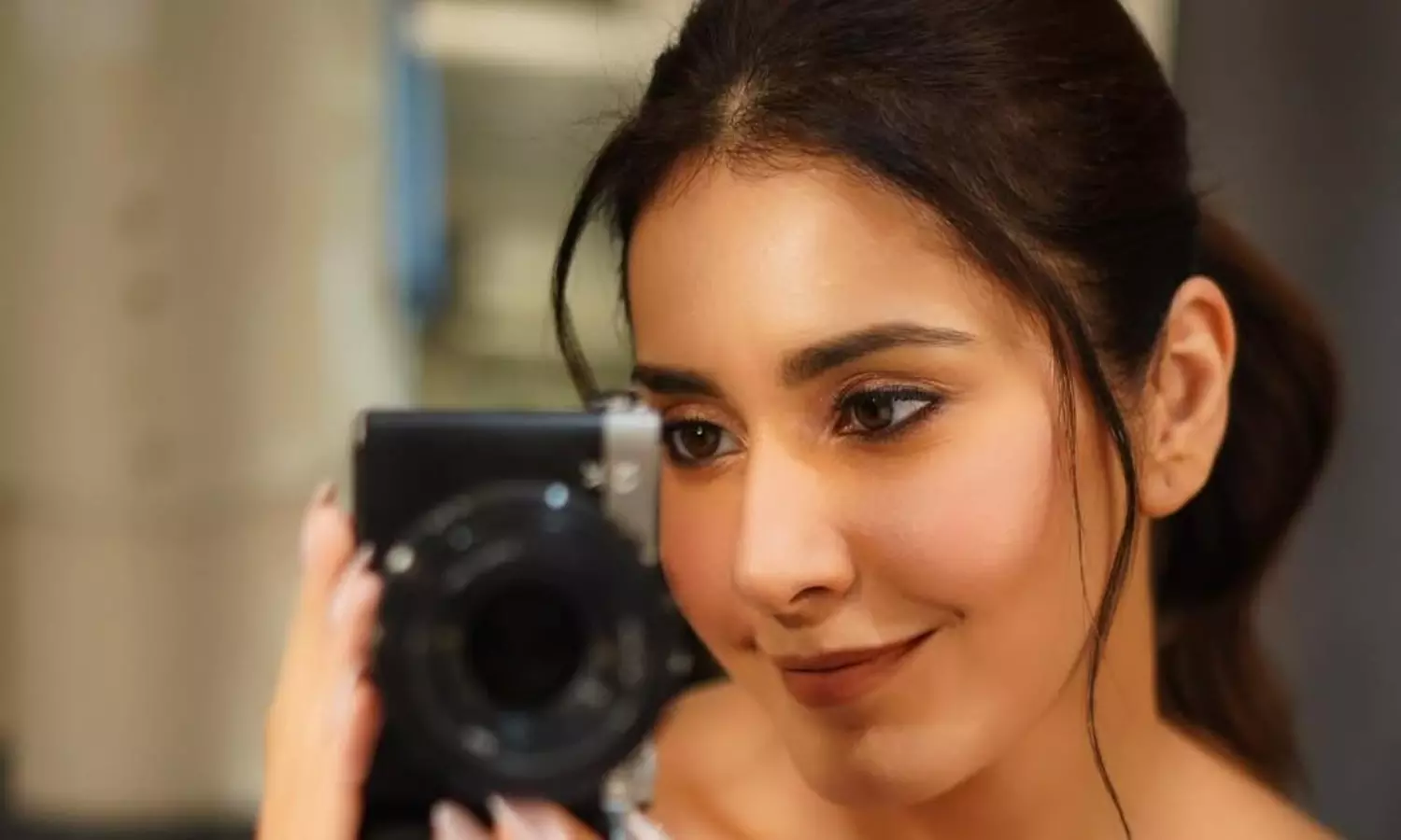 కెమెరా ఫోజులతో ఆకట్టుకుంటున్న రాశి ఖన్నా!