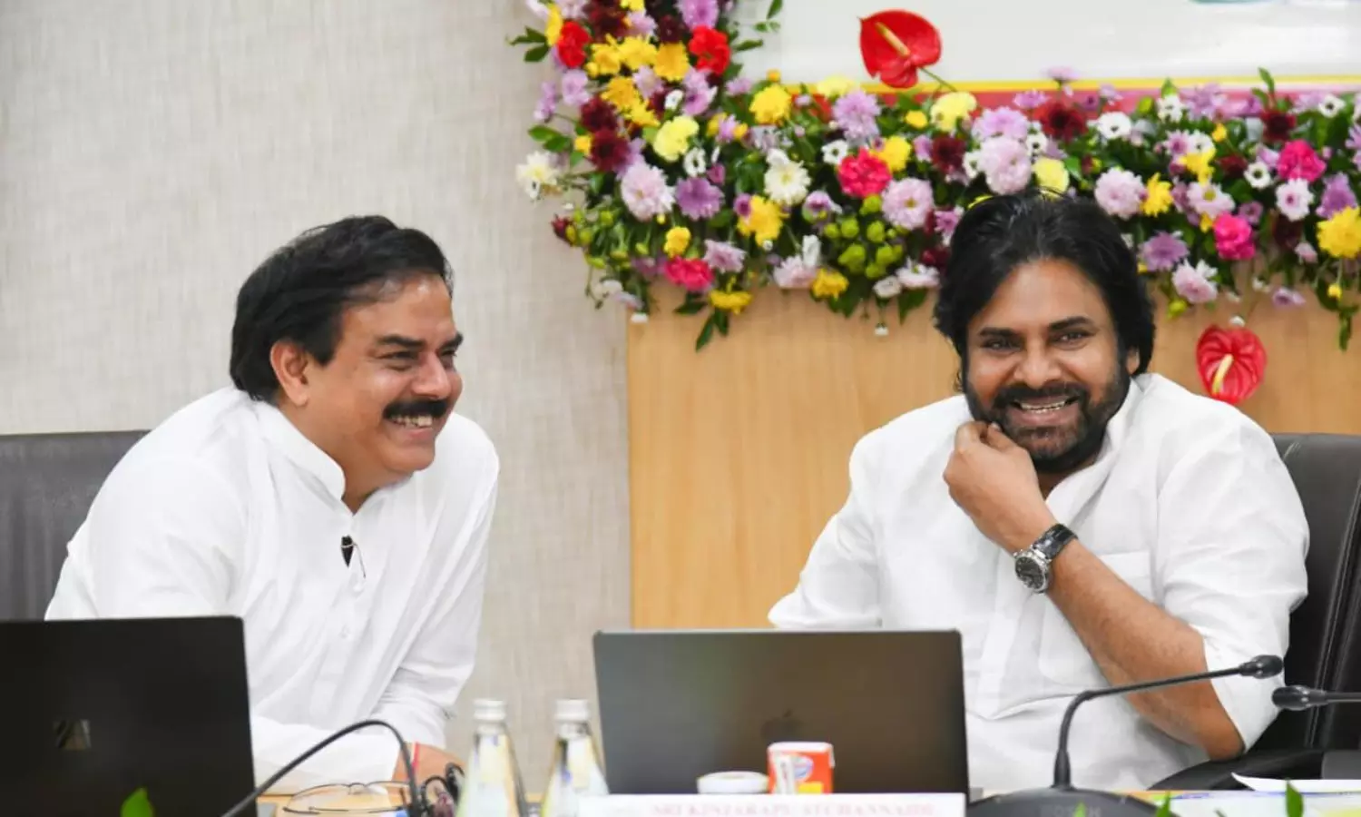 పవన్ కళ్యాణ్ చిరునవ్వుల వెనుక ఉన్న భావం అదేనా..?