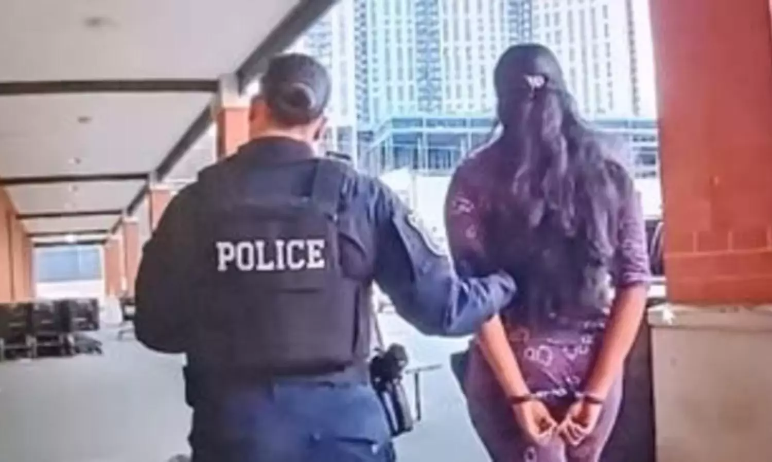 అమెరికాలో దొంగతనం చేస్తూ దొరికిన భారత విద్యార్థినులు