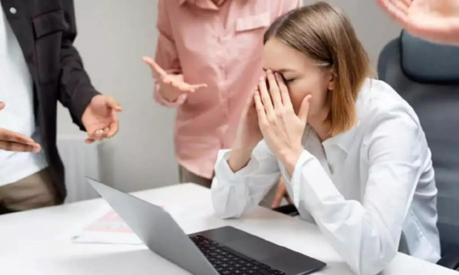 కంపెనీలో ఉద్యోగినికి టార్చర్.. 90 కోట్ల పరిహారమివ్వాలని కోర్టు ఆదేశం