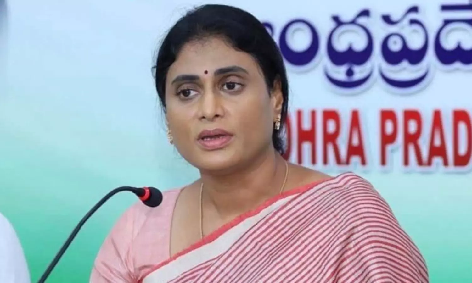 వైఎస్సార్.. పేరు తీసేయాలనే.. : కూటమి సర్కారుపై షర్మిల వ్యాఖ్యలు వైఎస్సార్.. పేరు తీసేయాలనే.. : కూటమి సర్కారుపై షర్మిల వ్యాఖ్యలు