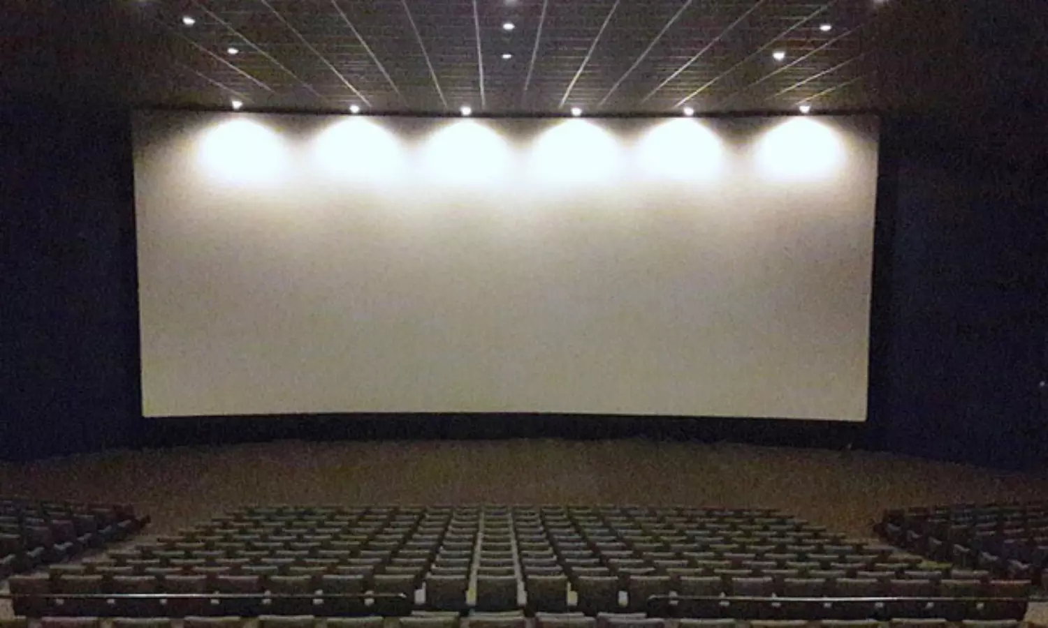 థియేటర్ అనుభూతి మిస్ అవుతున్న ప్రేక్షకులు.. కారణాలు ఇవేనా? థియేటర్ అనుభూతి మిస్ అవుతున్న ప్రేక్షకులు.. కారణాలు ఇవేనా?