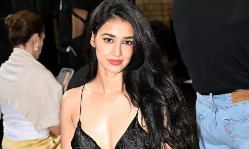 ఎద అందాలతో చెమటలు పట్టిస్తున్న అనన్య పాండే.. హీటెక్కిపోతున్న కుర్రాళ్లు!