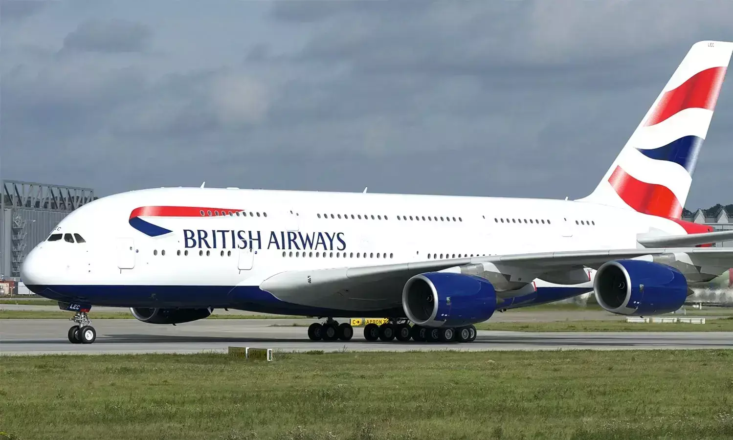 ₹1.7 కోట్ల జీతం తీసుకునే బ్రిటీష్ పైలెట్.. స్నాక్ దొంగతనం..ఇదేం నీతి?