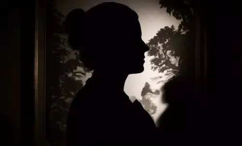 ఎవ‌రు ఈ మాయ‌లేడీ? ఈడీకే చుక్క‌లు చూపిస్తోంది!