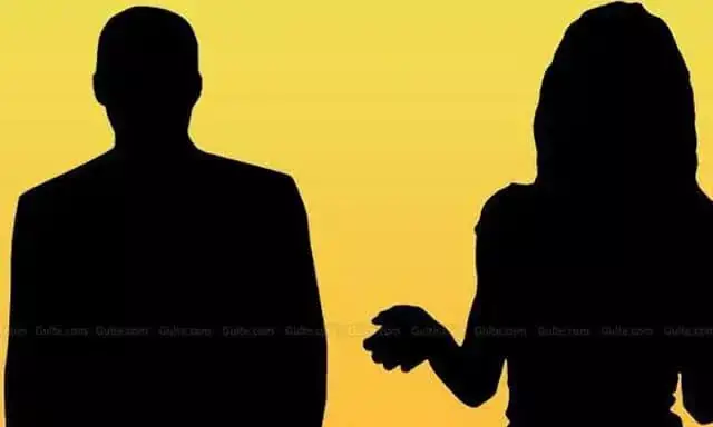 హీరోయిన్ల‌కు నిర్మాత క్లాస్ పీకాడా?