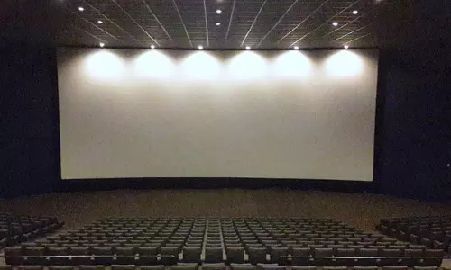 థియేటర్ అనుభూతి మిస్ అవుతున్న ప్రేక్షకులు.. కారణాలు ఇవేనా?