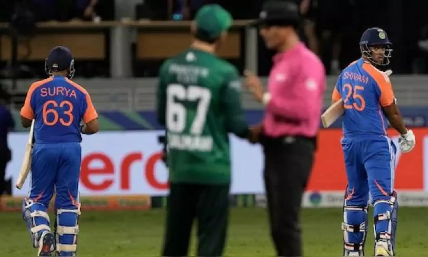 భారత్ దెబ్బకు కక్కాలో మింగాలో తెలియక.. ఆసియా కప్ లో పాక్ సతమతం భారత్ దెబ్బకు కక్కాలో మింగాలో తెలియక.. ఆసియా కప్ లో పాక్ సతమతం