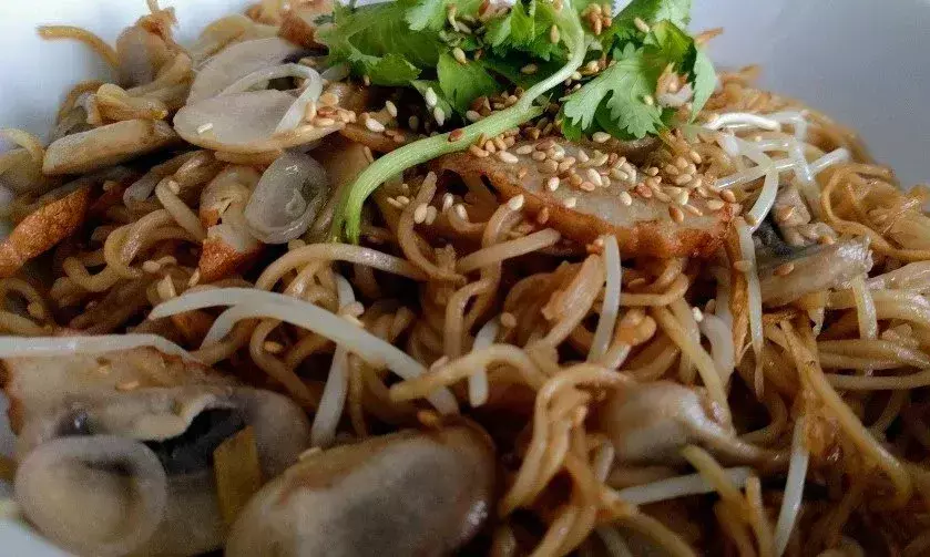 నూడుల్స్ అమ్ముతూ నెలకు 30 లక్షలు సంపాదిస్తున్న పీహెచ్డి విద్యార్థి.. ఎక్కడో ఎలాగో తెలిస్తే షాక్!