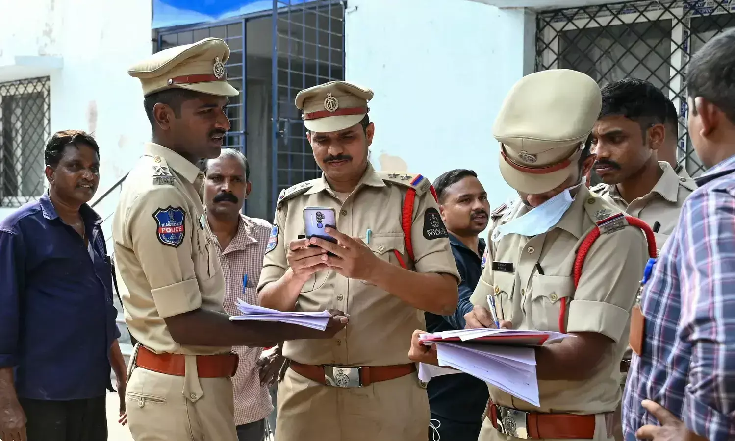 భయపెట్టిన వైరల్ వీడియో.. పరుగులు తీసిన ప్రకాశం పోలీసులు భయపెట్టిన వైరల్ వీడియో.. పరుగులు తీసిన ప్రకాశం పోలీసులు