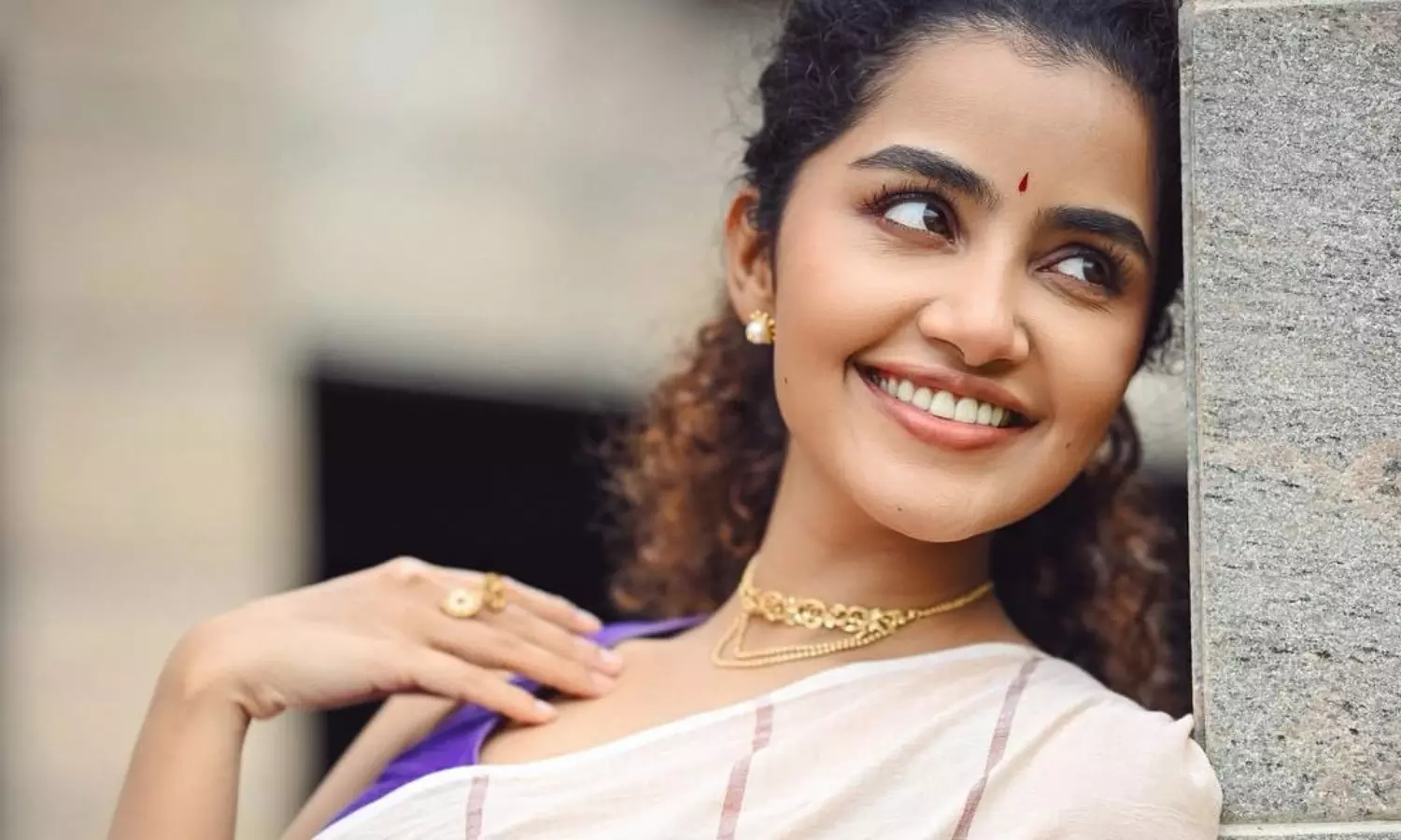 చీరకట్టులో చందమామలా కనిపిస్తున్న అనుపమ! చీరకట్టులో చందమామలా కనిపిస్తున్న అనుపమ!