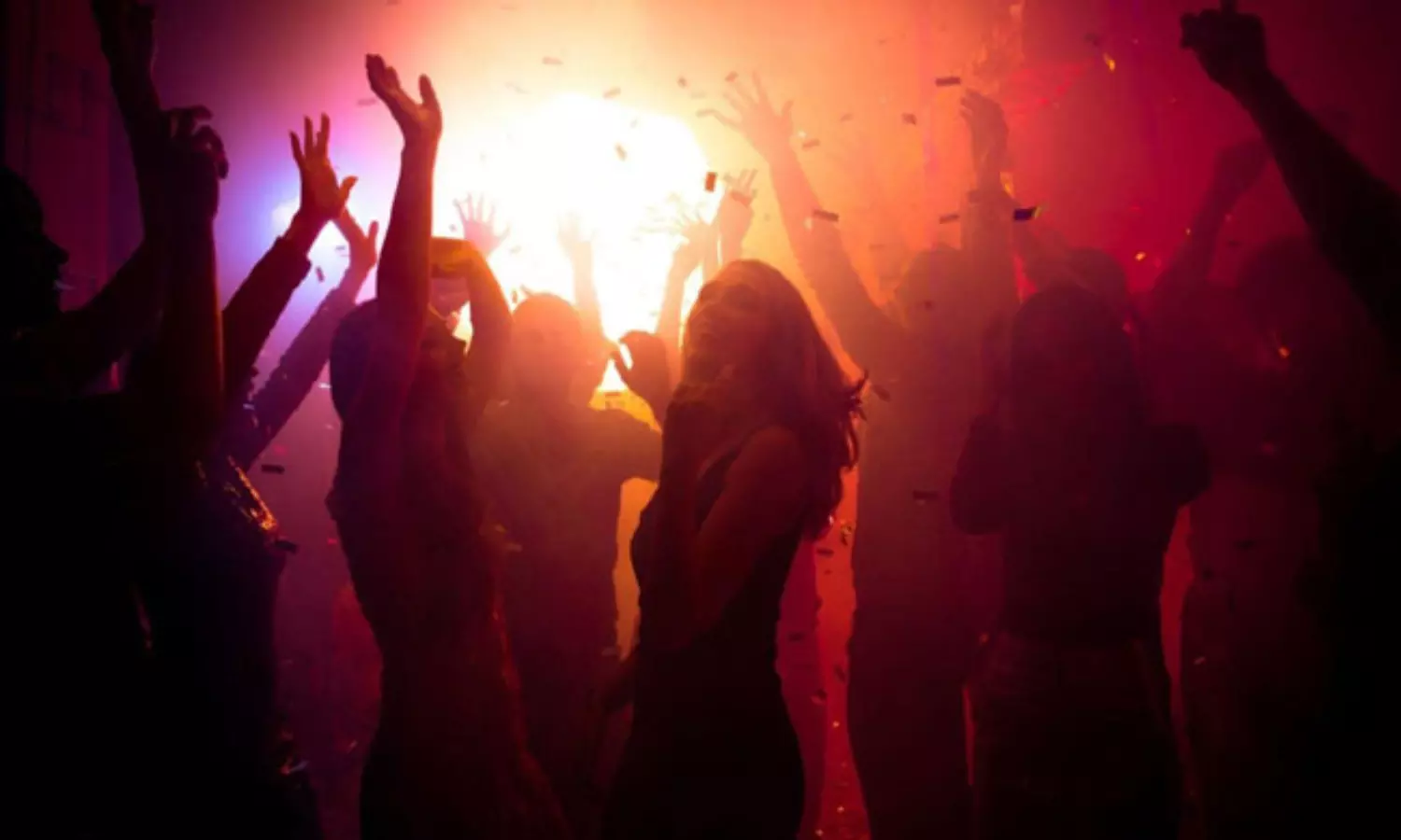 సిగ్గులేకుండా బార్‌లో న్యూడ్ పూల్ పార్టీలు..ఏంటీ ఖర్మ?