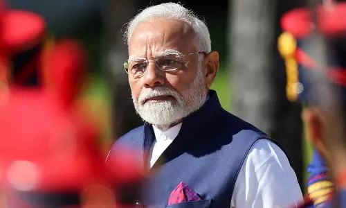 మోడీ అర్జునుడు...గురువులకు గౌరవం ఇస్తూనే !