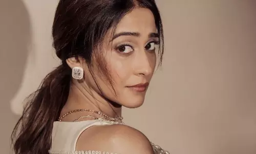 చీరకట్టులో కవ్విస్తోన్న రెజీనా.. ఎంత అందంగా ఉందో!