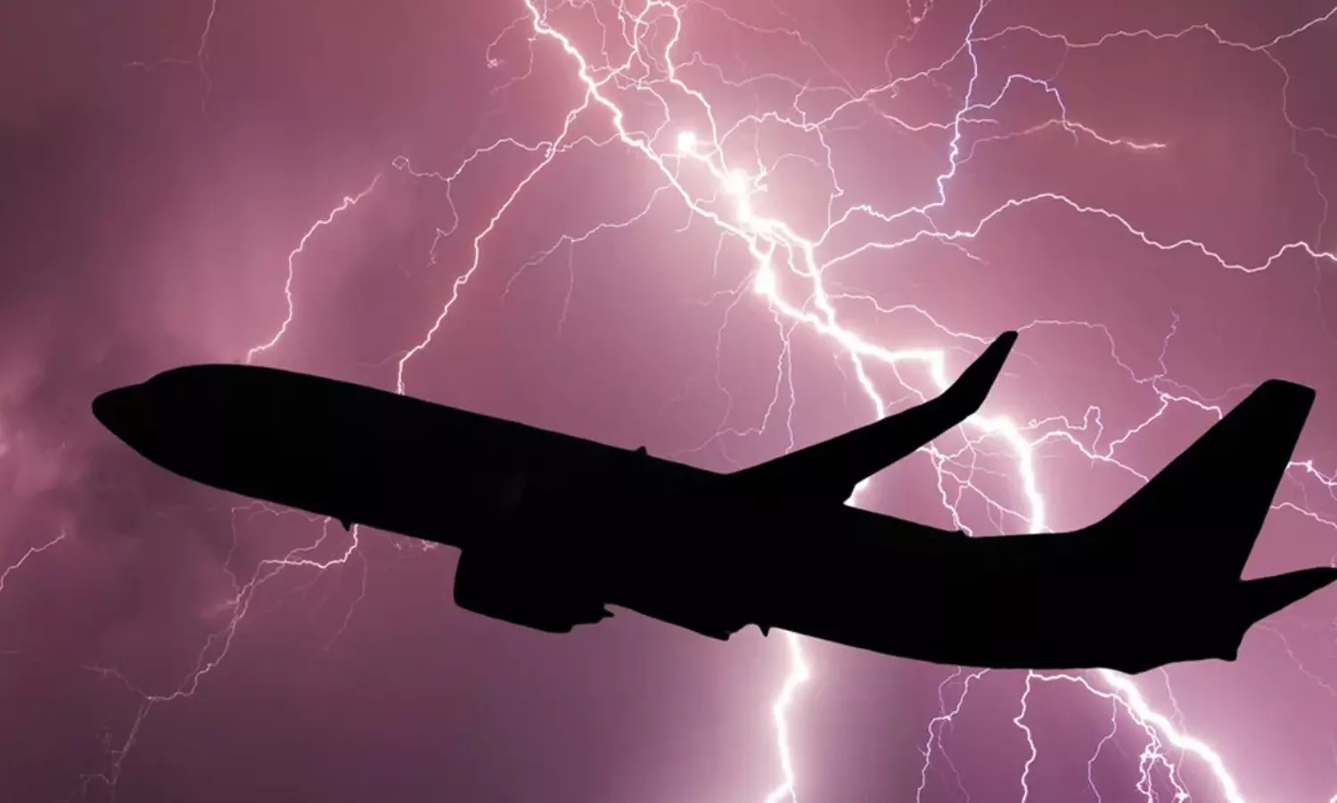 విమానంలో ఉన్నప్పుడు పిడుగు పడితే జరిగే పరిణామాలు ఇవే..!