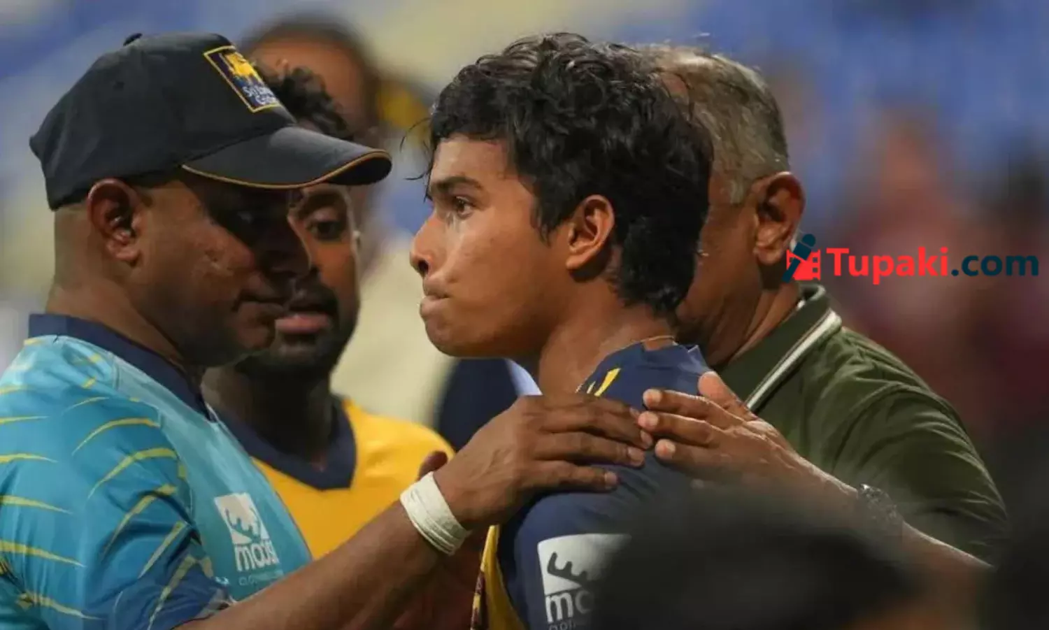 గ్రౌండ్ లో క్రికెట‌ర్..గుండెపోటుతో తండ్రి..5 సిక్సులను మించిన బాధ‌