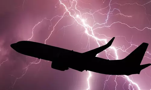 విమానంలో ఉన్నప్పుడు పిడుగు పడితే జరిగే పరిణామాలు ఇవే..!