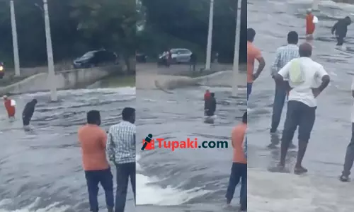 ప్రవాహానికి ఎదురెళ్లిన అవ్వ.. ఏం జరిగిందంటే..? వీడియో వైరల్..