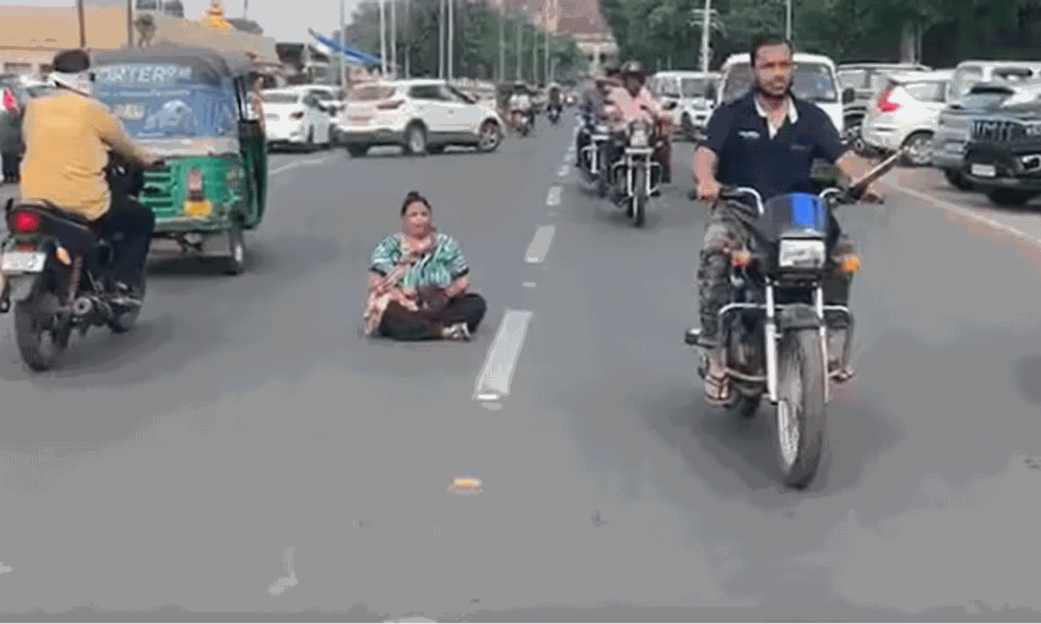 పానీపూరీ కోసం రోడ్డెక్కిన మహిళ.. నాలుగే ఇచ్చారంటూ నడిరోడ్డుపై!