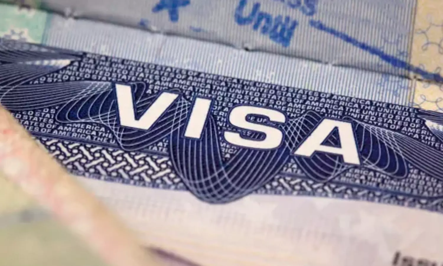 H-1B వీసా కోసం $100,000 ఫీజు : పతనమవుతోన్న భారత ఐటీ కంపెనీల షేర్లు