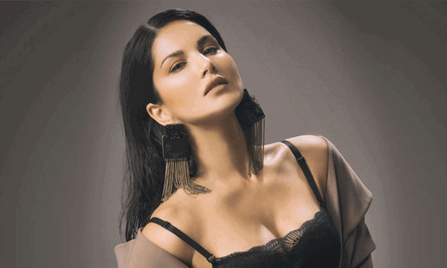 ఆ ప్రముఖుడి పేరు లీక్ చేయకుండా దాస్తున్న సన్నీలియోన్ ఆ ప్రముఖుడి పేరు లీక్ చేయకుండా దాస్తున్న సన్నీలియోన్