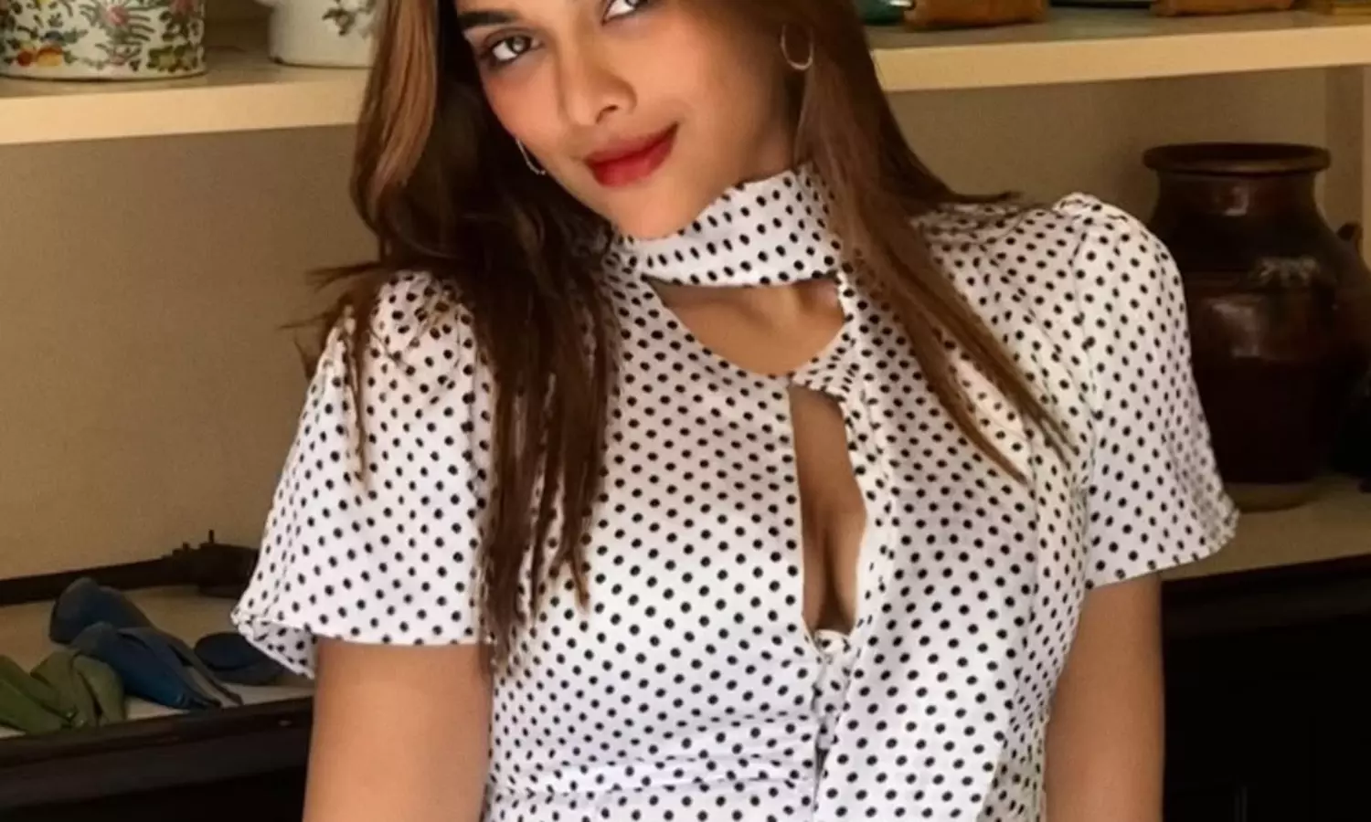 మినీ స్కర్ట్ లో నడుము అందాలు చూపిస్తూ.. కాక రేపుతున్న వరుణ్ తేజ్ బ్యూటీ!