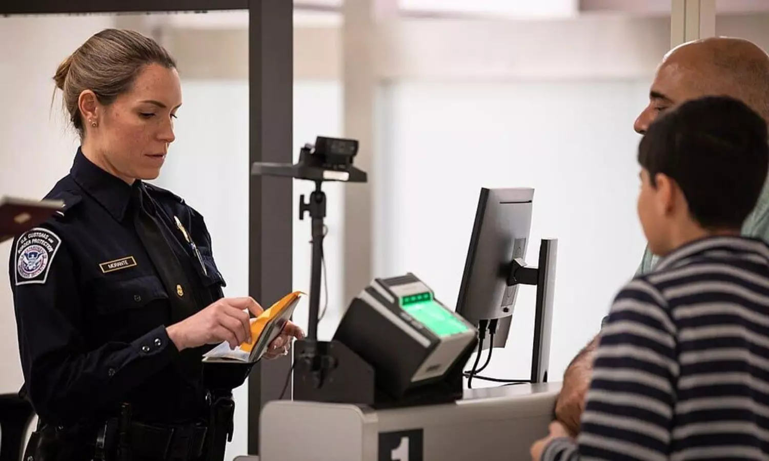 చిన్న తప్పిదం, పెద్ద నష్టం.. అమెరికా టూర్ కల 3 నిమిషాల్లో చెదిరిందిలా.. చిన్న తప్పిదం, పెద్ద నష్టం.. అమెరికా టూర్ కల 3 నిమిషాల్లో చెదిరిందిలా..