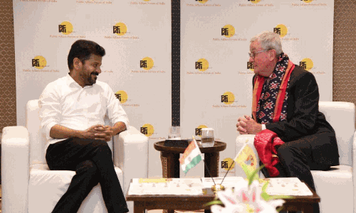 అమెరికా వదిలి ఇండియాకొస్తాయి.. రేవంత్ రెడ్డి  హెచ్చరిక