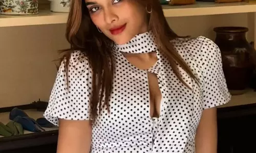 మినీ స్కర్ట్ లో నడుము అందాలు చూపిస్తూ.. కాక రేపుతున్న వరుణ్ తేజ్ బ్యూటీ!