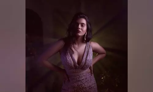 Hebah Patel Dazzles in Glamorous Elegance