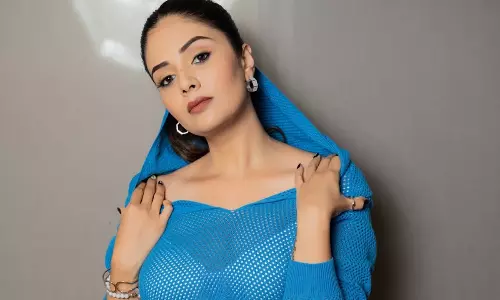 ట్రాన్స్‌పరెంట్ టాప్ లో అందాలతో గిలిగింతలు పెడుతున్న యాంకర్!