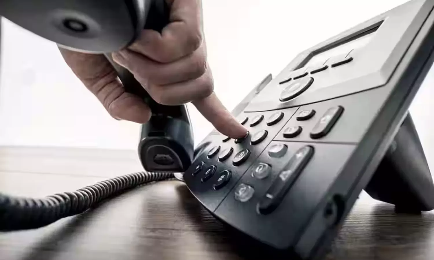 హెచ్-1బీ వీసా ఫీజు షాక్.. హెల్ప్ లైన్ పెట్టిన భారత్.. ఇలా సంప్రదించండి హెచ్-1బీ వీసా ఫీజు షాక్.. హెల్ప్ లైన్ పెట్టిన భారత్.. ఇలా సంప్రదించండి