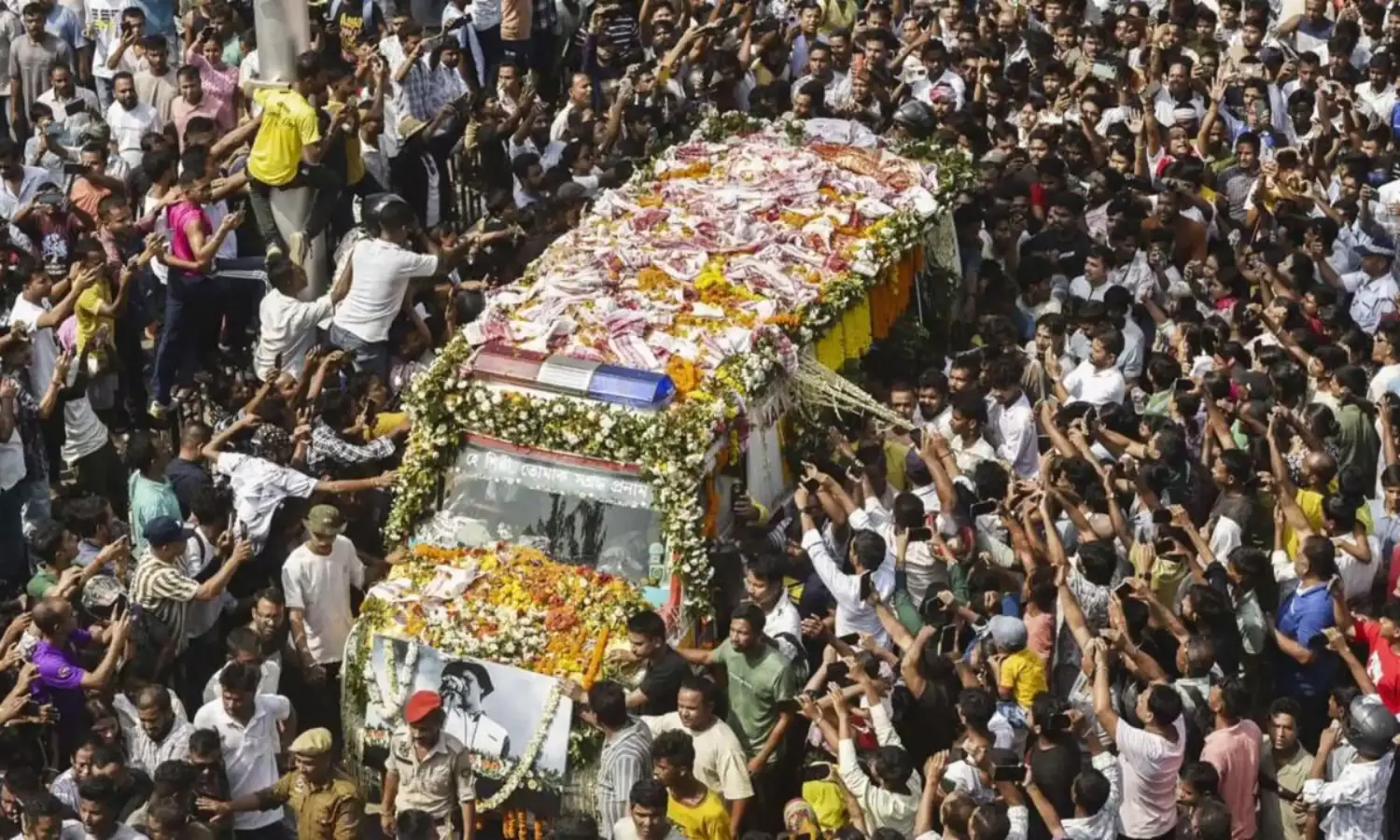 గాయ‌కుడి అంతిమ‌యాత్ర‌లో ఊక వేస్తే రాల‌నంతగా..