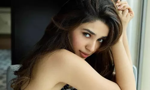 క్లాసీ అందాల‌తో గుండె గిల్లుతున్న బ్యూటీ