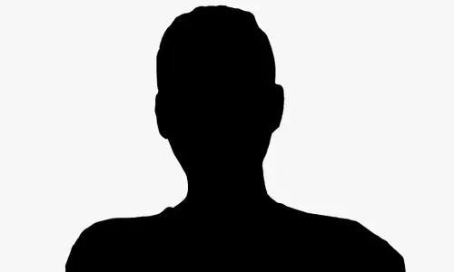 యువ‌హీరో ద్వంద్వ వైఖ‌రికి చీవాట్లు