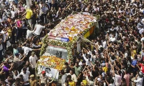 గాయ‌కుడి అంతిమ‌యాత్ర‌లో ఊక వేస్తే రాల‌నంతగా..