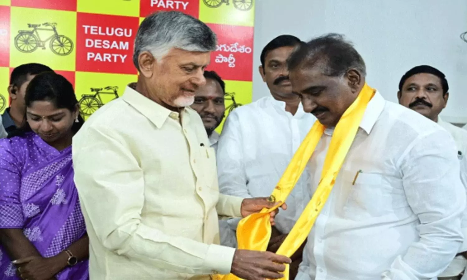 కండువా క‌ప్పేశారు స‌రే.. ప‌ర్స‌న‌ల్ స్ట్రెంగ్త్ ఎంత బాబూ.. !