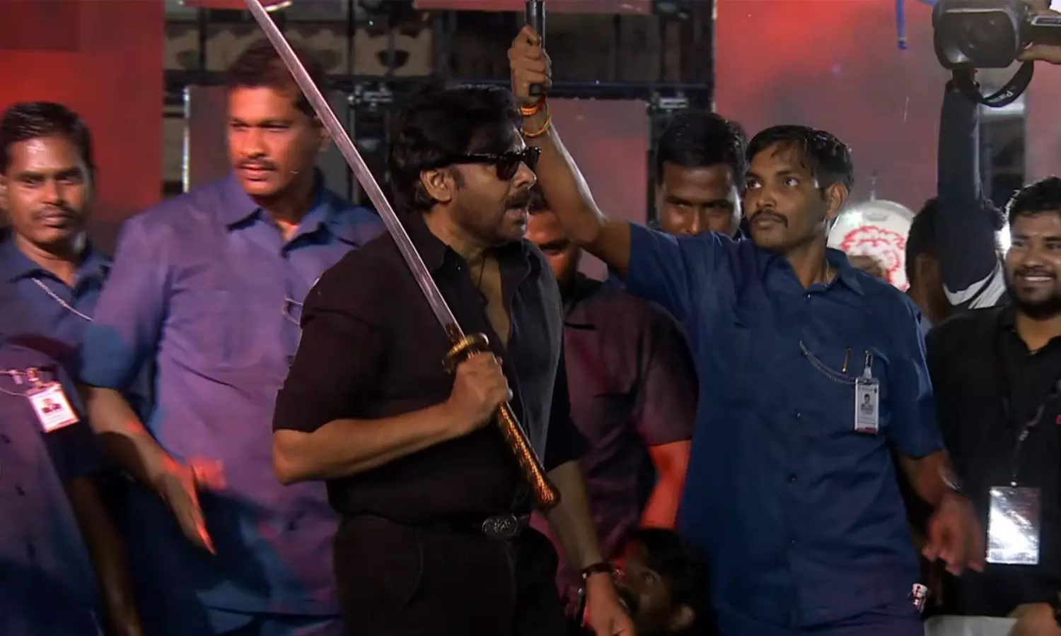 డిప్యూటీ CM కత్తి పట్టుకొస్తే ఊరుకుంటారా? డిప్యూటీ CM కత్తి పట్టుకొస్తే ఊరుకుంటారా?