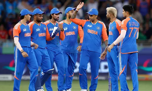 పాక్ క్రికెట‌ర్ల‌తో షేక్ హ్యాండ్స్ లేవ్..టీమిండియా చేతిలో షేమ్ షేమ్