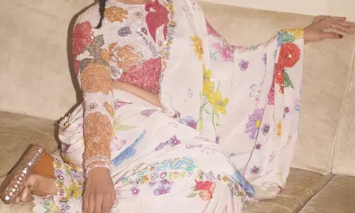 Sriya Reddy Slays Stylish Look in Saree