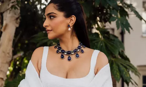 వైట్ డ్రెస్ లో అందాలతో అదరహో అనిపిస్తున్న సోనమ్ కపూర్!