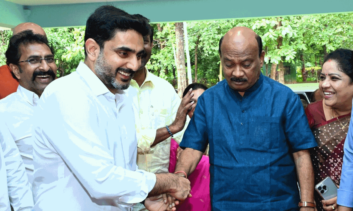 కారు ఎక్కించి మార్కులు కొట్టేసిన లోకేశ్