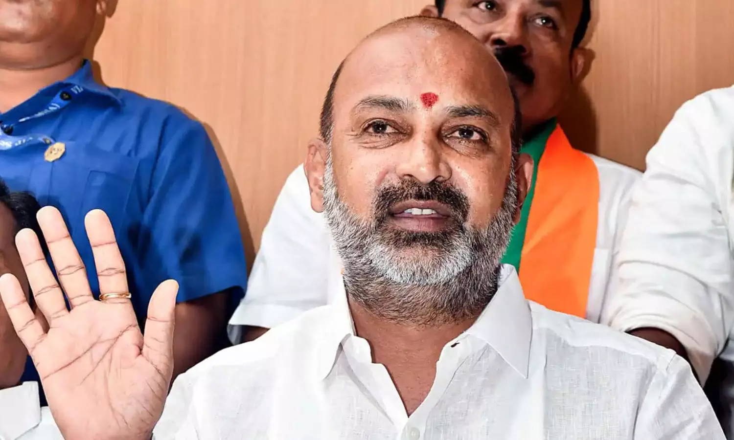 కేటీఆర్ నెత్తిన స్మగ్లింగ్ కారు బండ వేసిన బండి కేటీఆర్ నెత్తిన స్మగ్లింగ్ కారు బండ వేసిన బండి